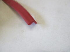 Joint cache vis rouge en V
